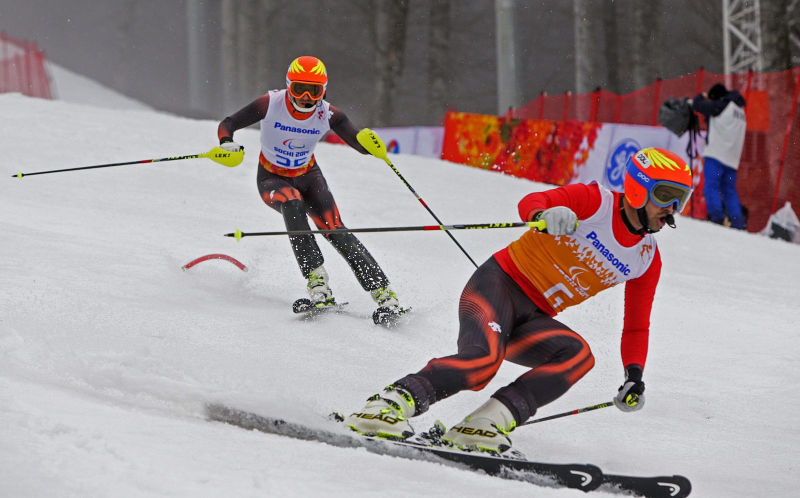 El esquiador español Jon Santacana junto con su guía Miguel Galindo durante su participación en la manga de eslalon en la prueba de súper combinada para deficientes visuales de los Juegos Paralímpicos Sochi 2014.