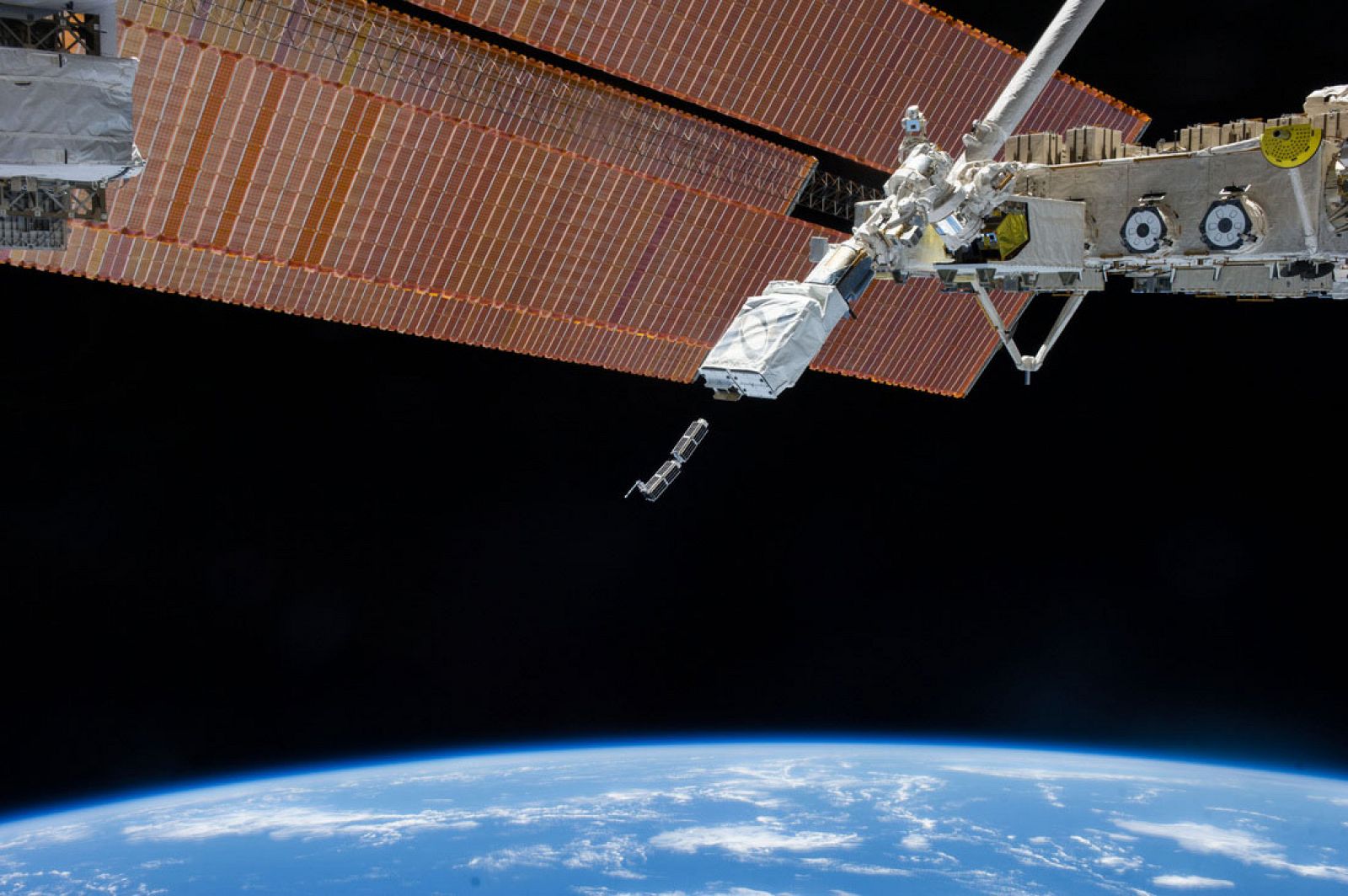 Lanzamiento de dos Cubesats de 30x10x10 centímetros desde la Estación Espacial Internacional