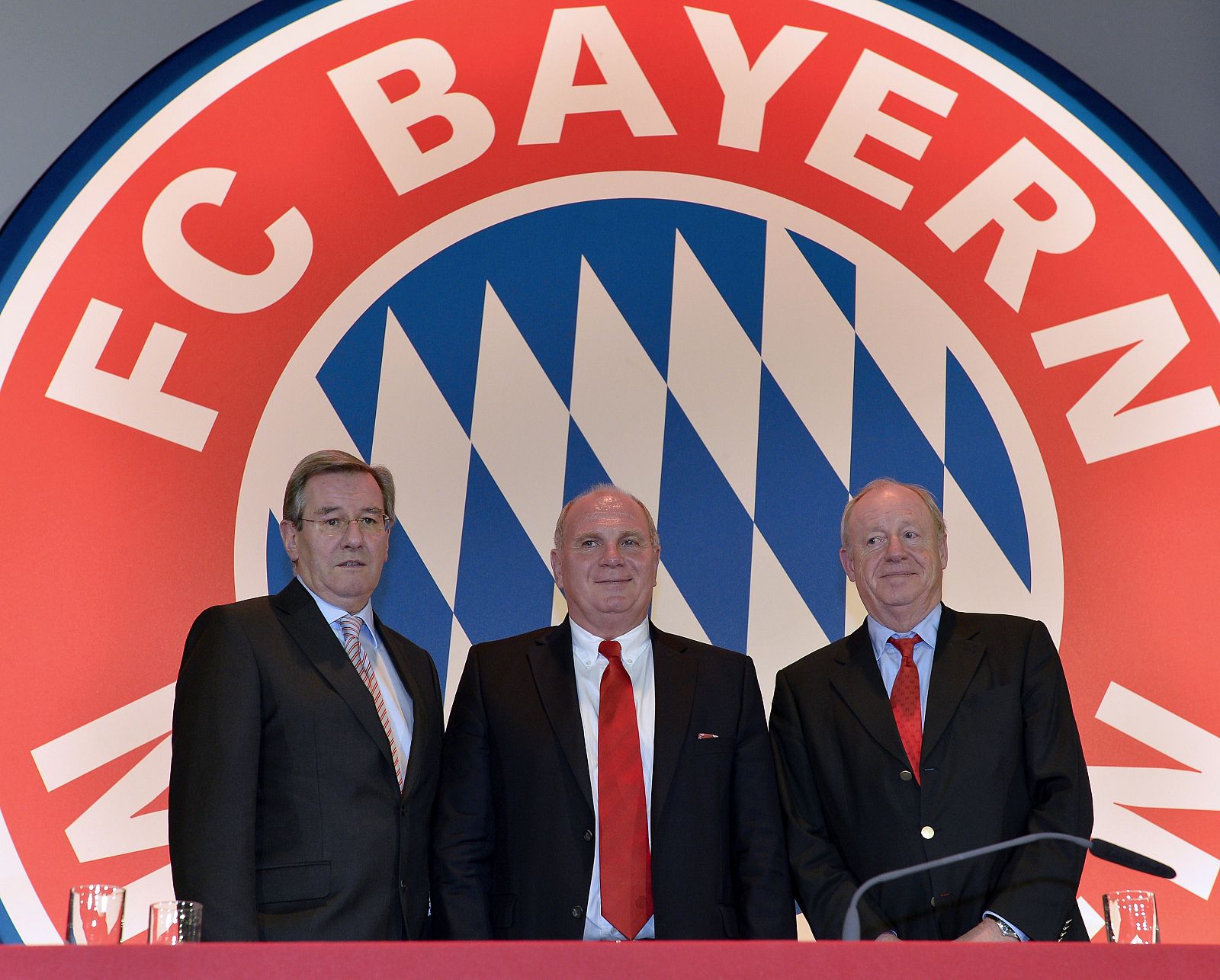 Uli Hoeness dimitió como presidente del Bayern tras conocer la sentencia.