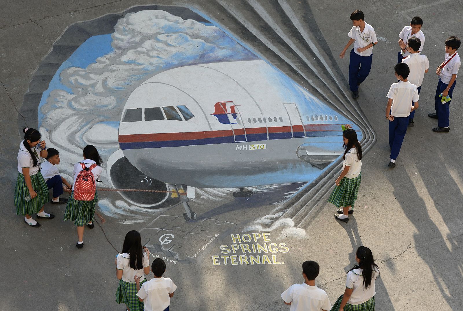 Mural gigante que recuerda al avión en Manila, Filipinas
