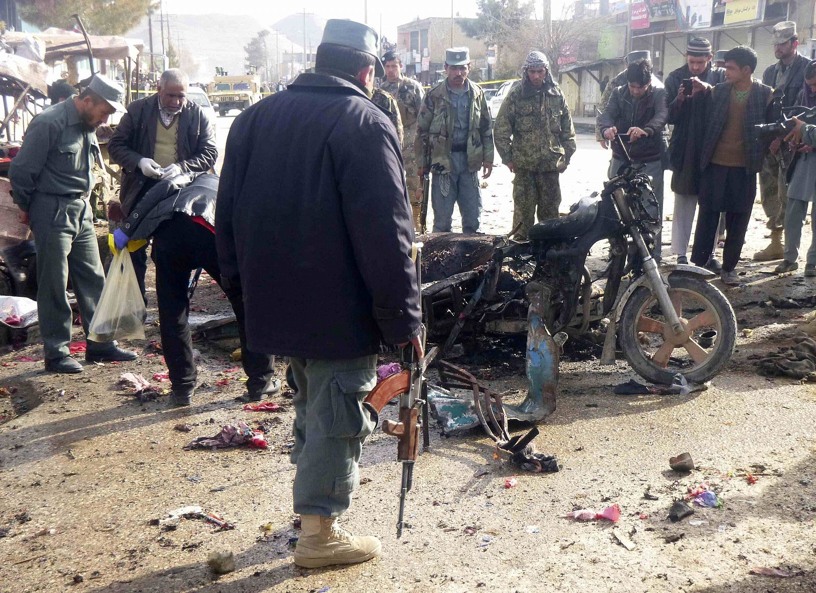 Policías afganos en el lugar del atentado en Faryab, norte de Afganistán