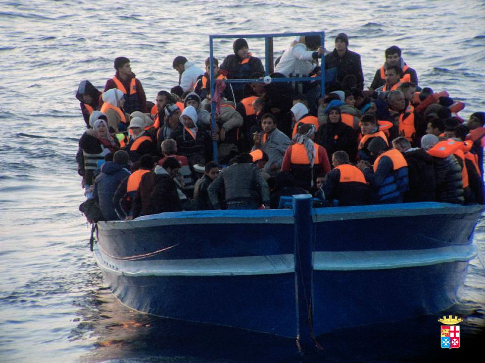 Inmigrantes a bordo de un barco en Lampedusa