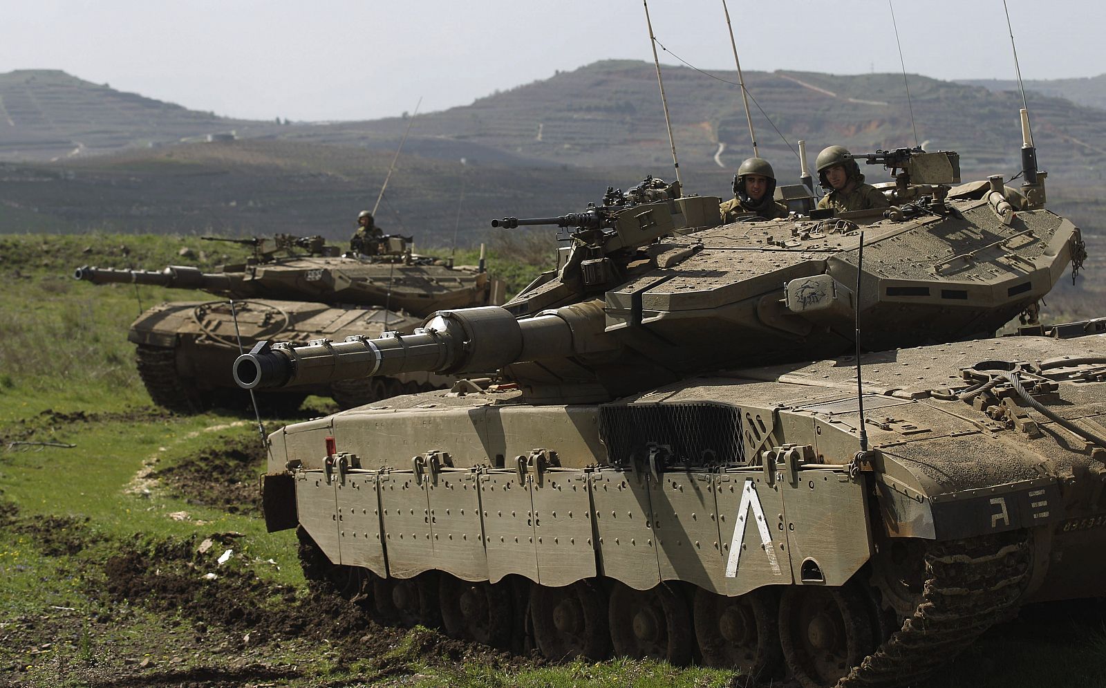 Soldados israelíes a bordo de carros de combate toman posición cerca Majdal Shams, en los Altos del Golán, tras un atentado con bomba.