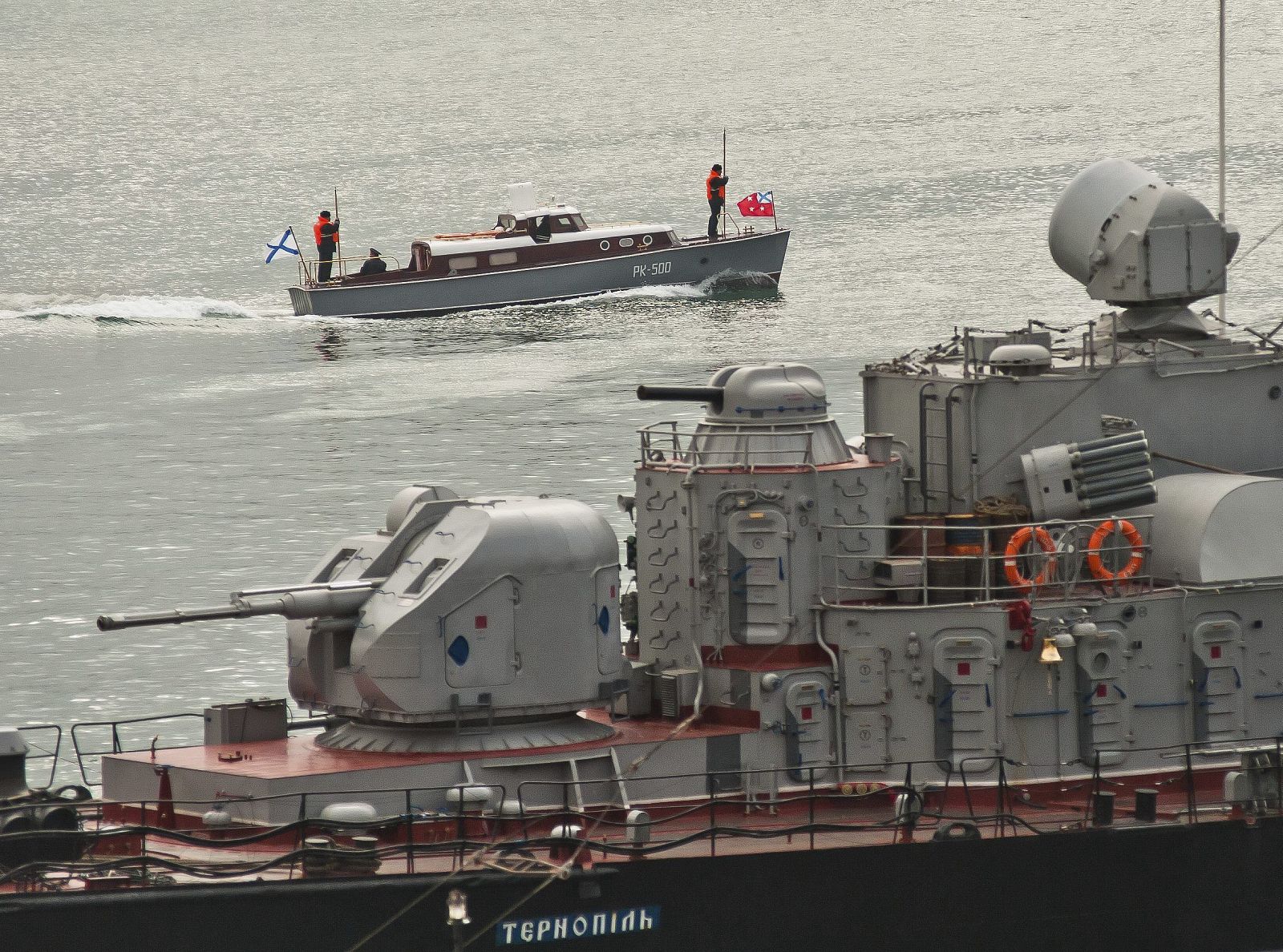 COMANDANTE FLOTA DEL MAR NEGRO NEGOCIA EN CUARTEL NAVAL ASALTADO EN CRIMEA