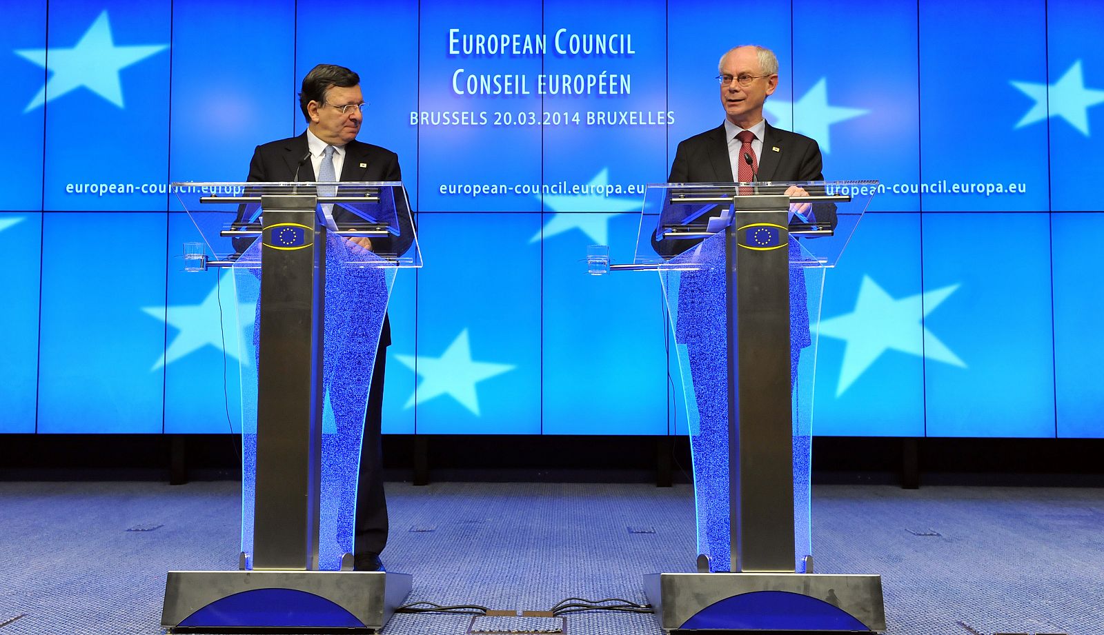 El presidente del Consejo Europeo, Herman Van Rompuy, acompañado por el presidente de la Comisión Europea,  Jose Manuel Durao Barroso,  al término de la cumbre de los líderes comunitarios.