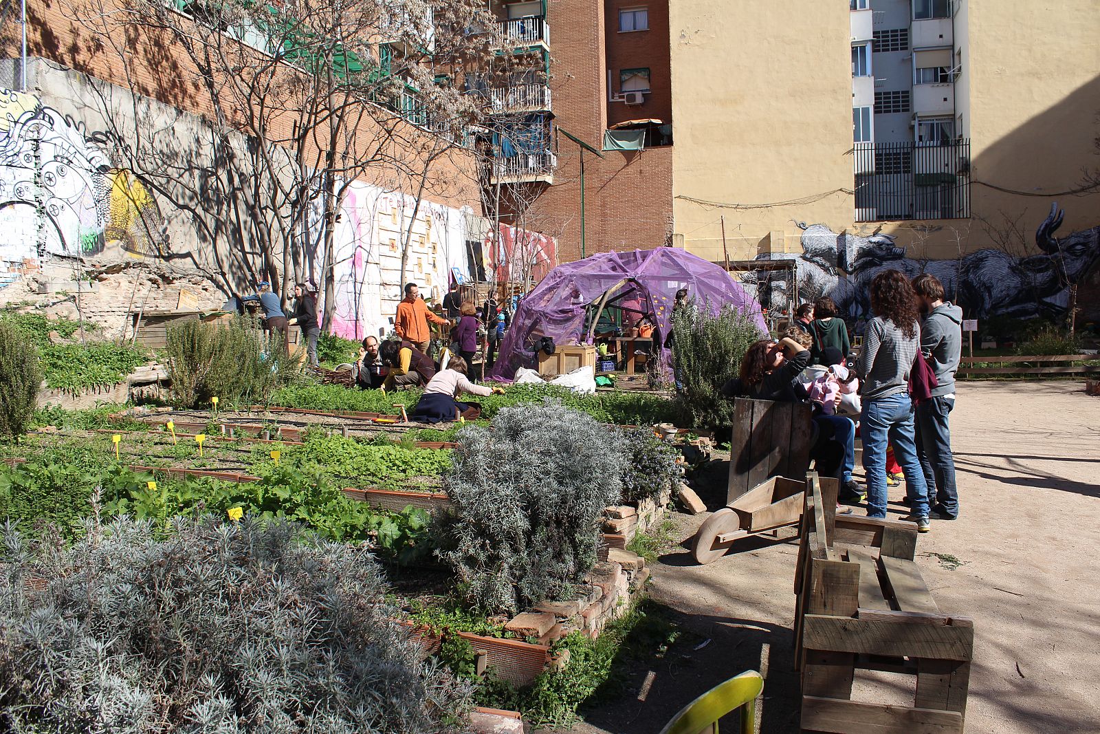 Vecinos y visitantes disfrutan de una mañana de sol en 'Esta es una plaza' en Lavapiés (Madrid)