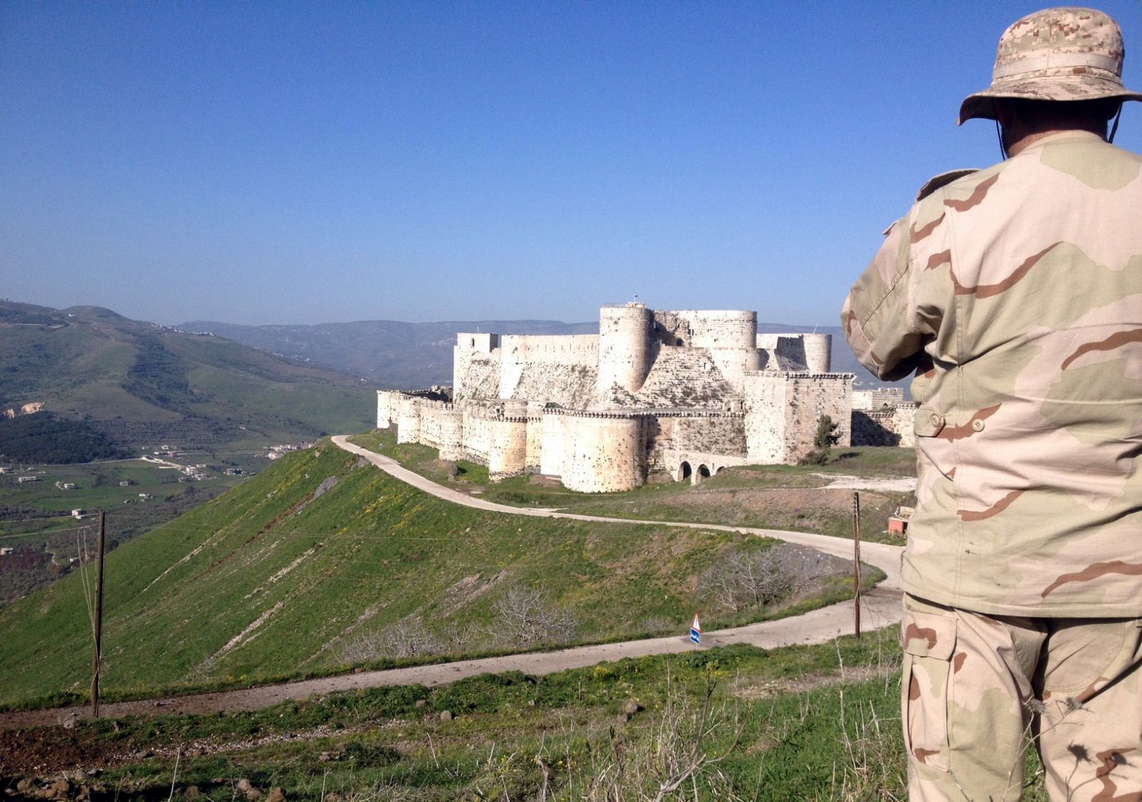 Un soldado del Gobierno observa el retomado castillo del Crac de los Caballeros cerca de la frontera de Siria con Líbano.
