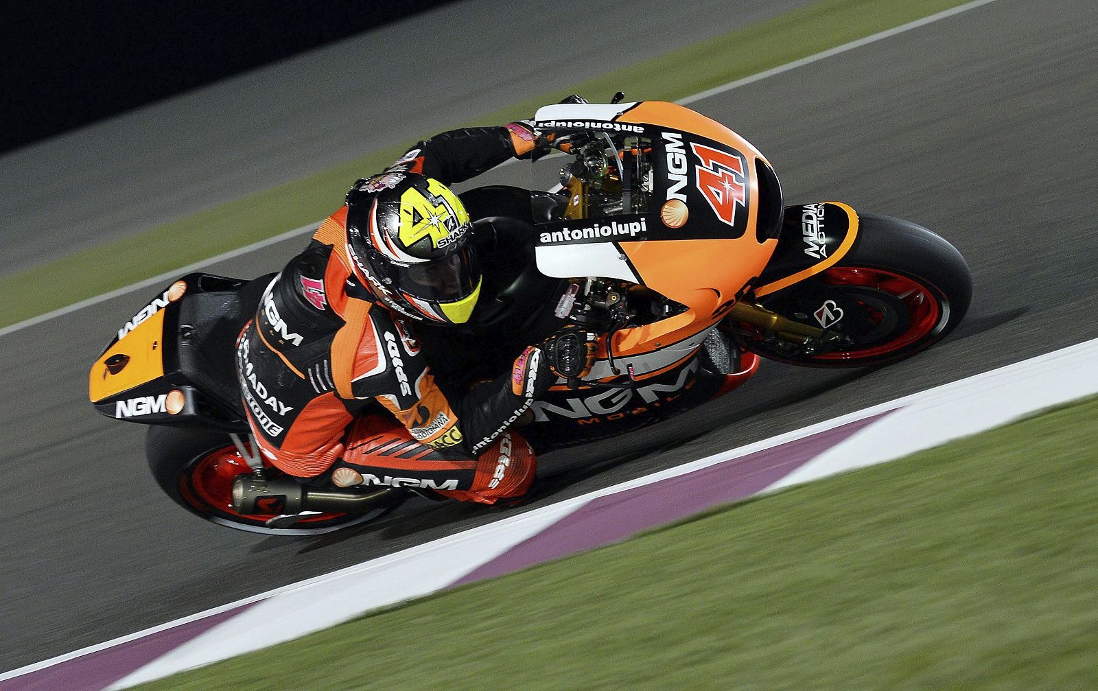 El piloto español del equipo NGM Forward Racing, Aleix Espargaró, toma una curva durante de los entrenamientos libres