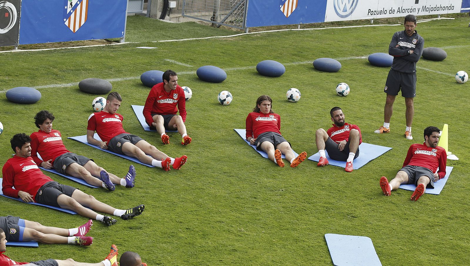 Diego Pablo Simeone (d) junto a sus jugadores durante el entrenamiento.