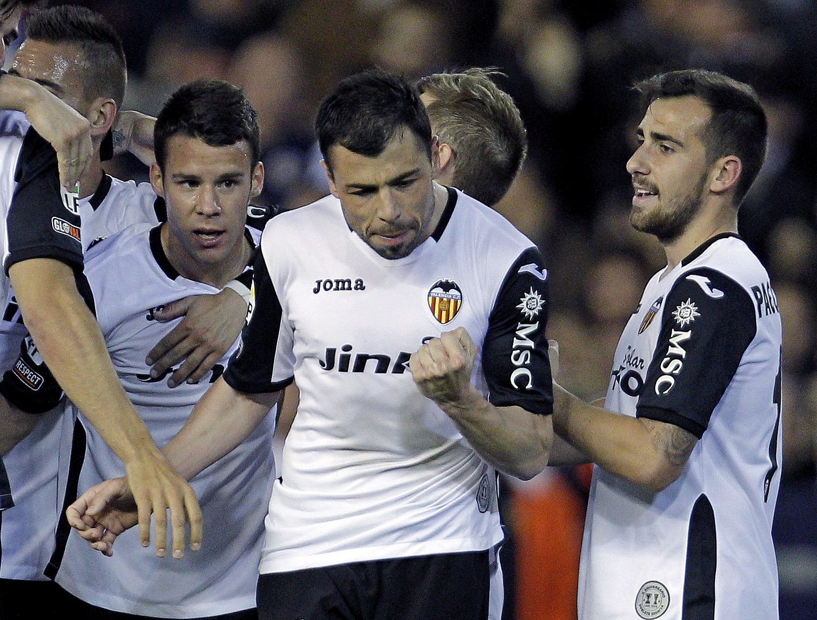 El centrocampista del Valencia Javier Fuego (c) celebra el gol marcado ante el Villarreal
