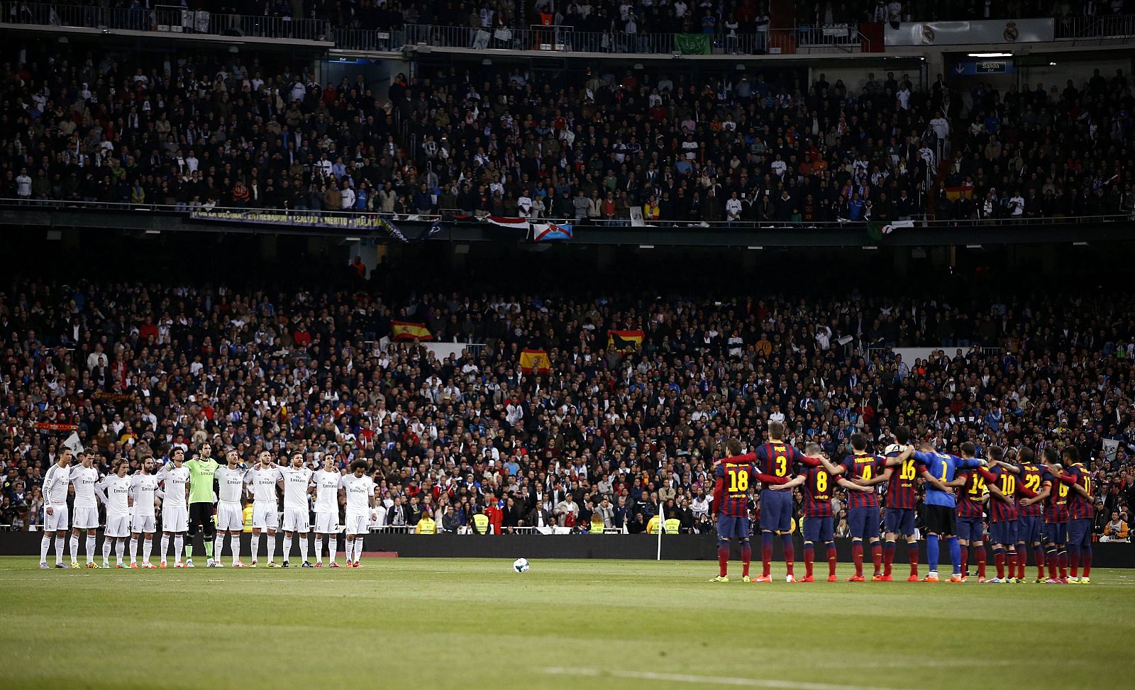 Los jugadores de Madrid y Barça, sobre el césped del Bernabéu.