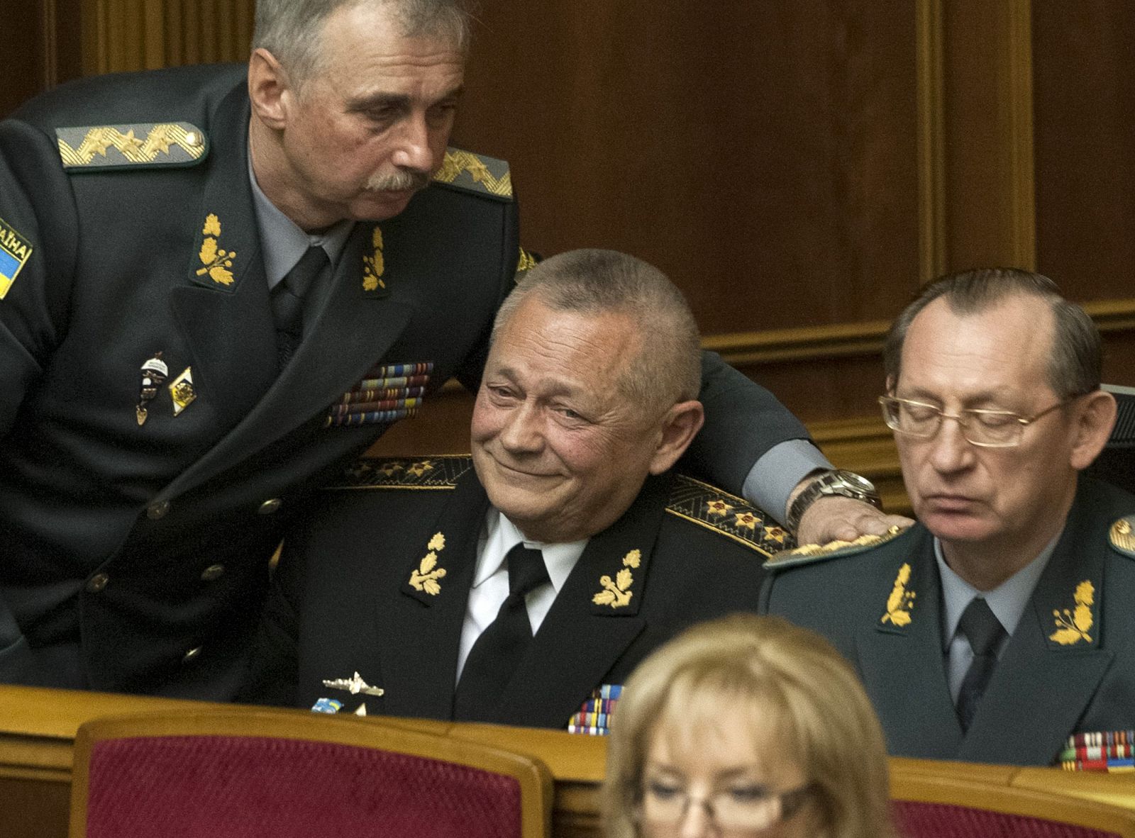 El ministro de Defensa de Ucrania, dimitido, Igor Teniuj (centro) durante la reunión del Parlamento