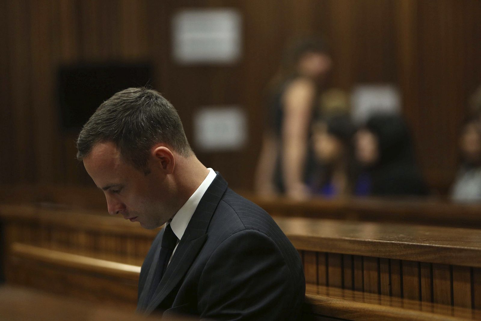 El atleta paralímpico Oscar Pistorius permanece en el banquillo de los acusados