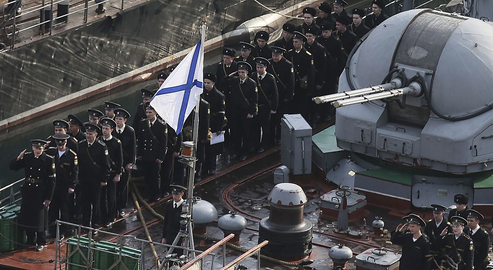 Marineros rusos durante la ceremonia de izado de bandera a bordo del buque Alexandrovets en el puerto de la bahía de Crimea, en Sebastopol