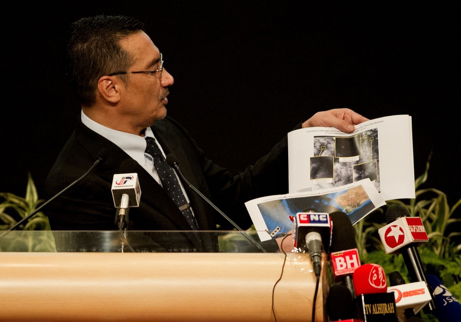 El ministro de Defensa y Transportes de Malasia, Hishammuddin Hussein, muestra las fotos tomadas por satélite