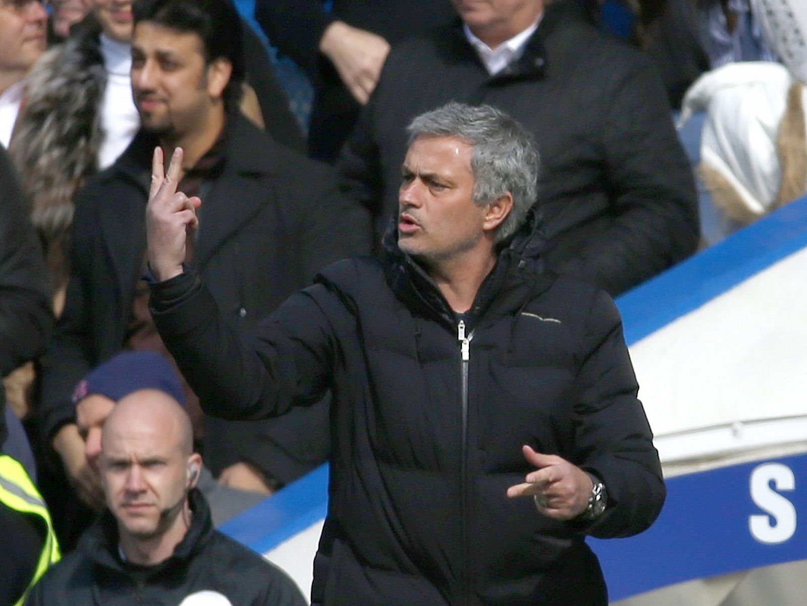 Mourinho dando instrucciones desde el banquillo del Chelsea en la Premier.