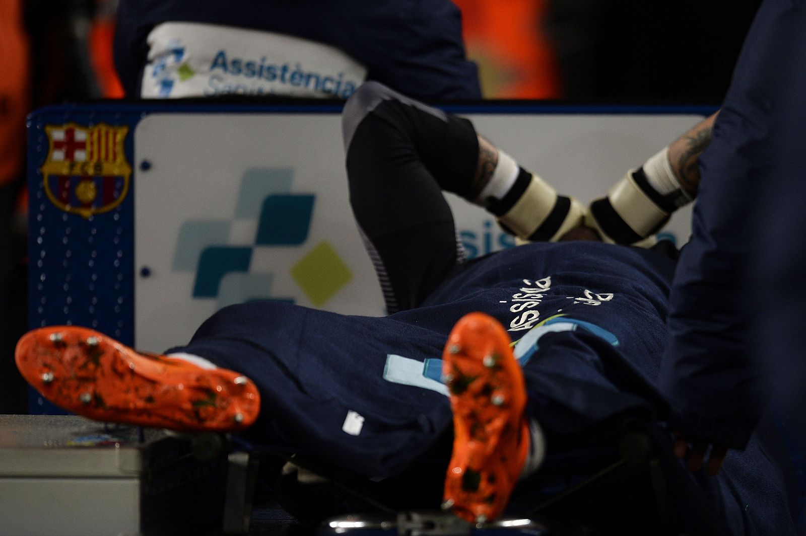 Víctor Valdés sale en camilla después de lesionarse en la rodilla