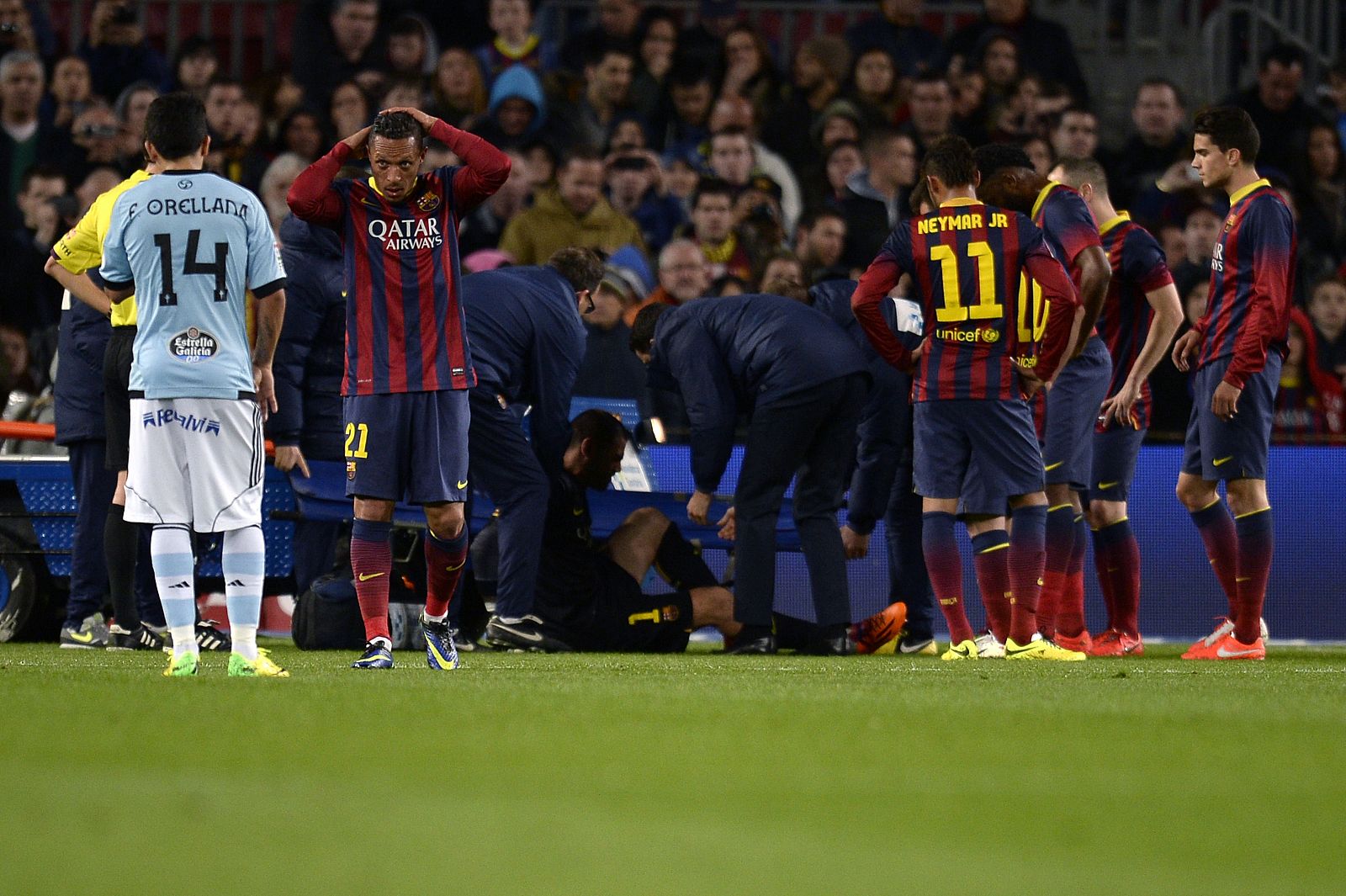 Los jugadores del Barcelona se lamentan por la lesión de Valdés, que yace en el suelo.