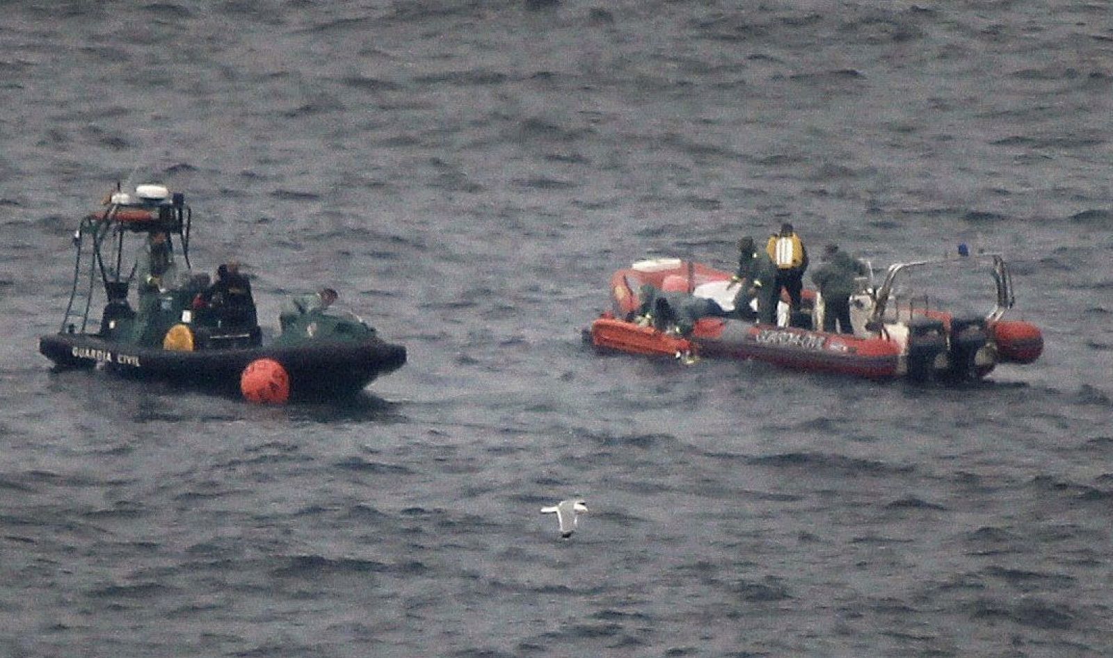 Los buzos de la Guardia Civil buscando supervivientes del Santa Ana en una imagen del 15 de marzo.