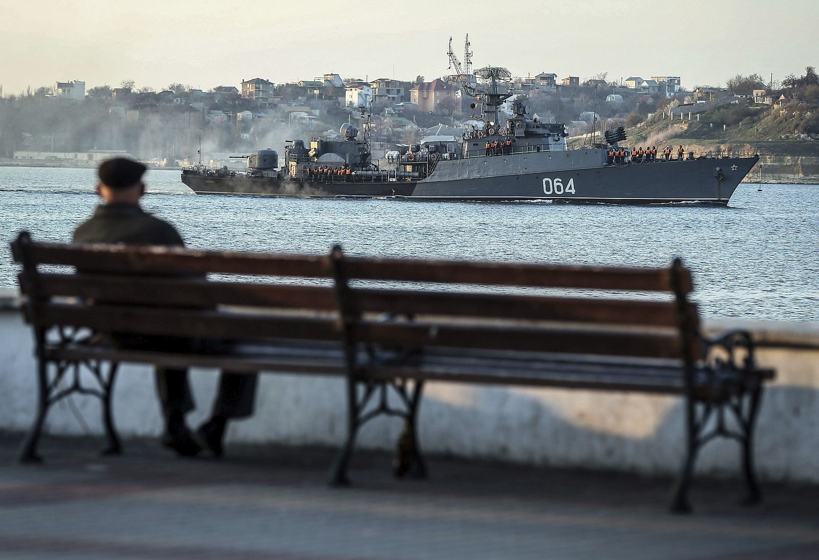 El buque antisubmarino ruso Muromets navega junto a la bahía de la ciudad crimea de Sebastopol
