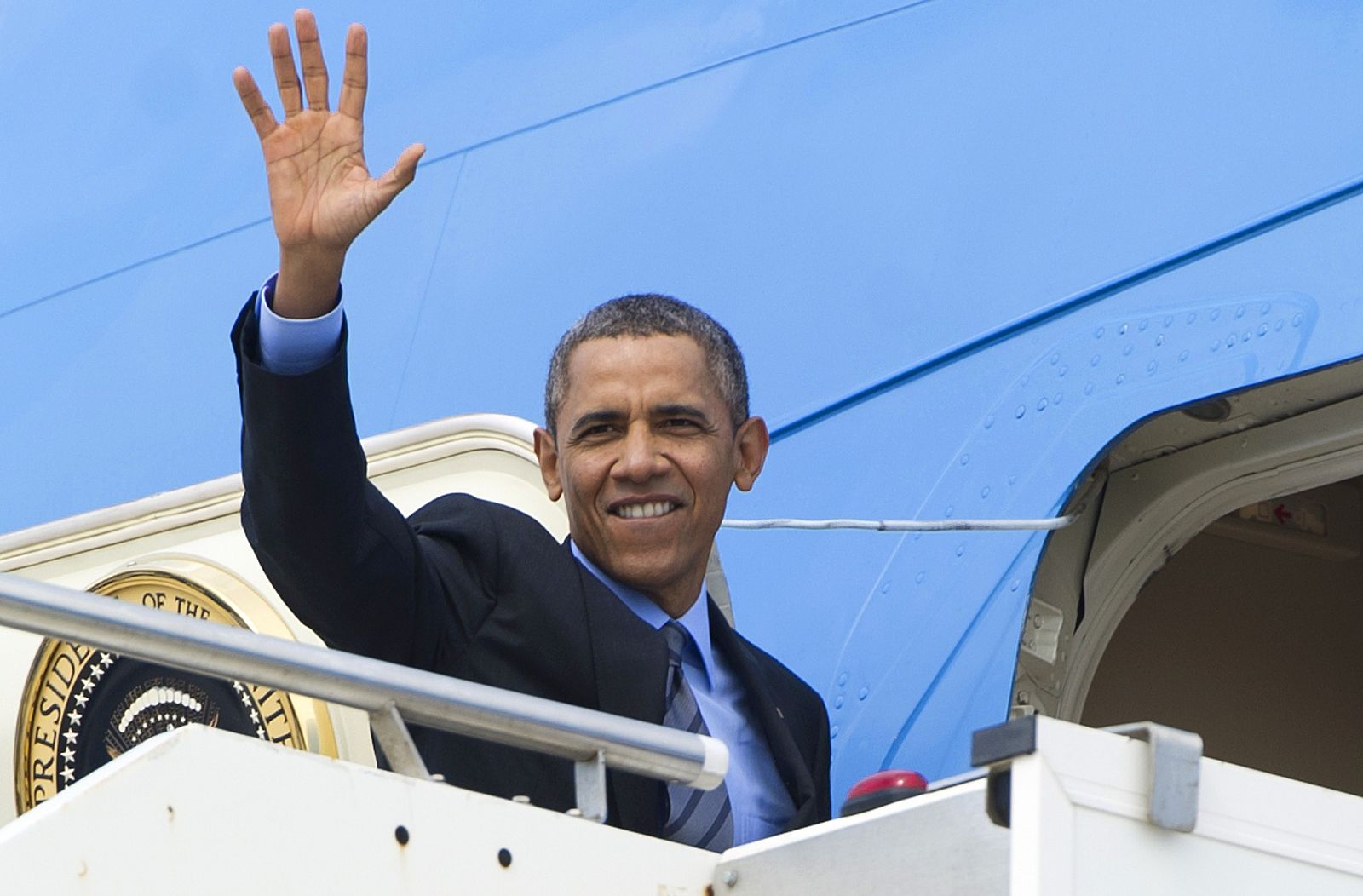 El presidente de EE.UU., Barack Obama, sube al Air Force One para abandonar Italia, este viernes
