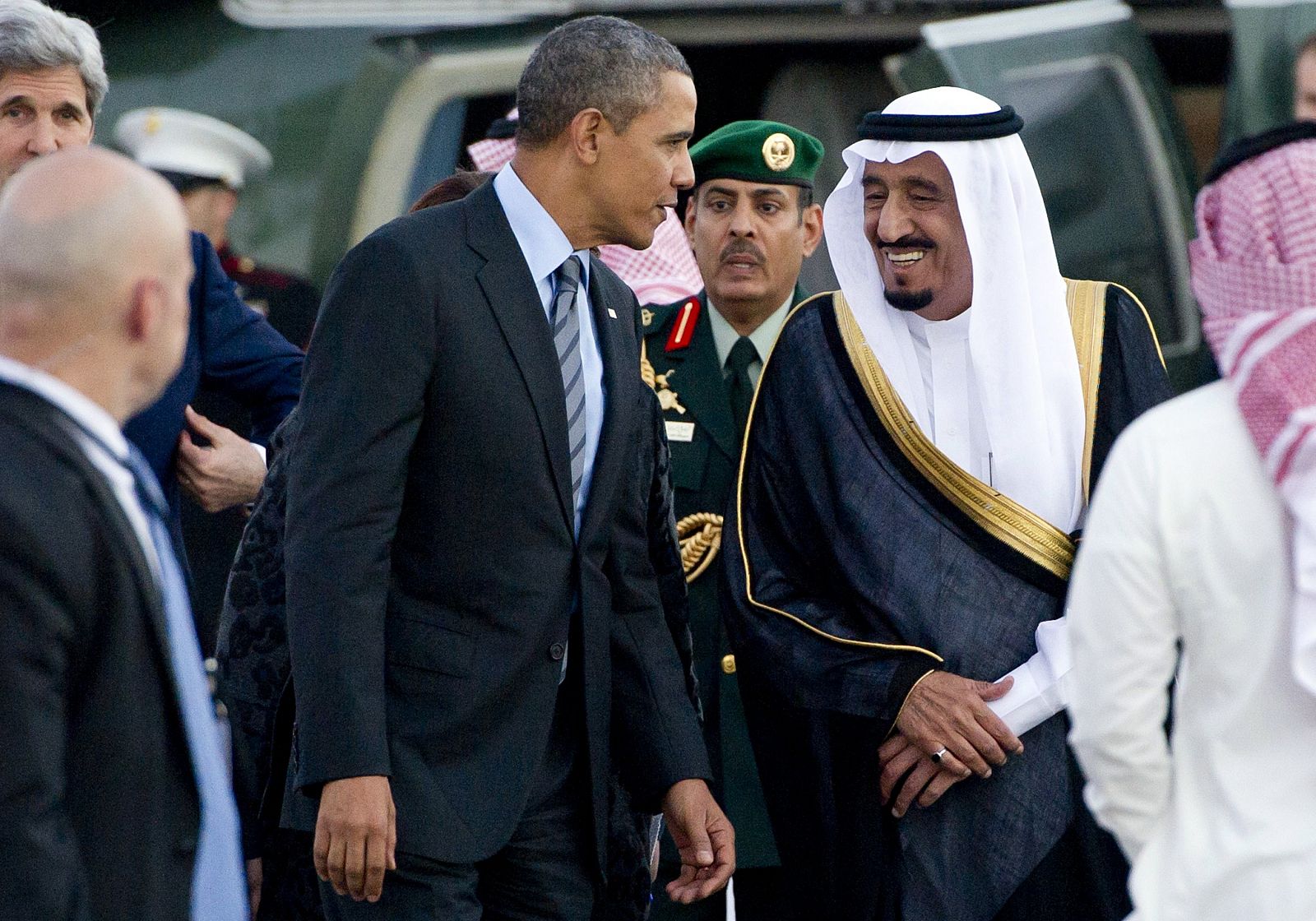El presidente de Estados Unidos, Baraack Obama, junuto al príncipe Salman bin Abdulaziz al Saud a su llegada a Riad,
