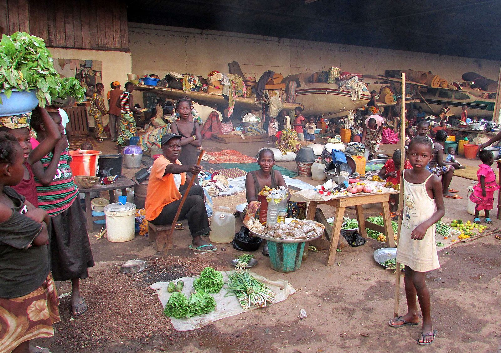 Un pequeño mercado en el campamento de refugiados del aeropuerto de Bangui, donde viven unas 100.000 personas.