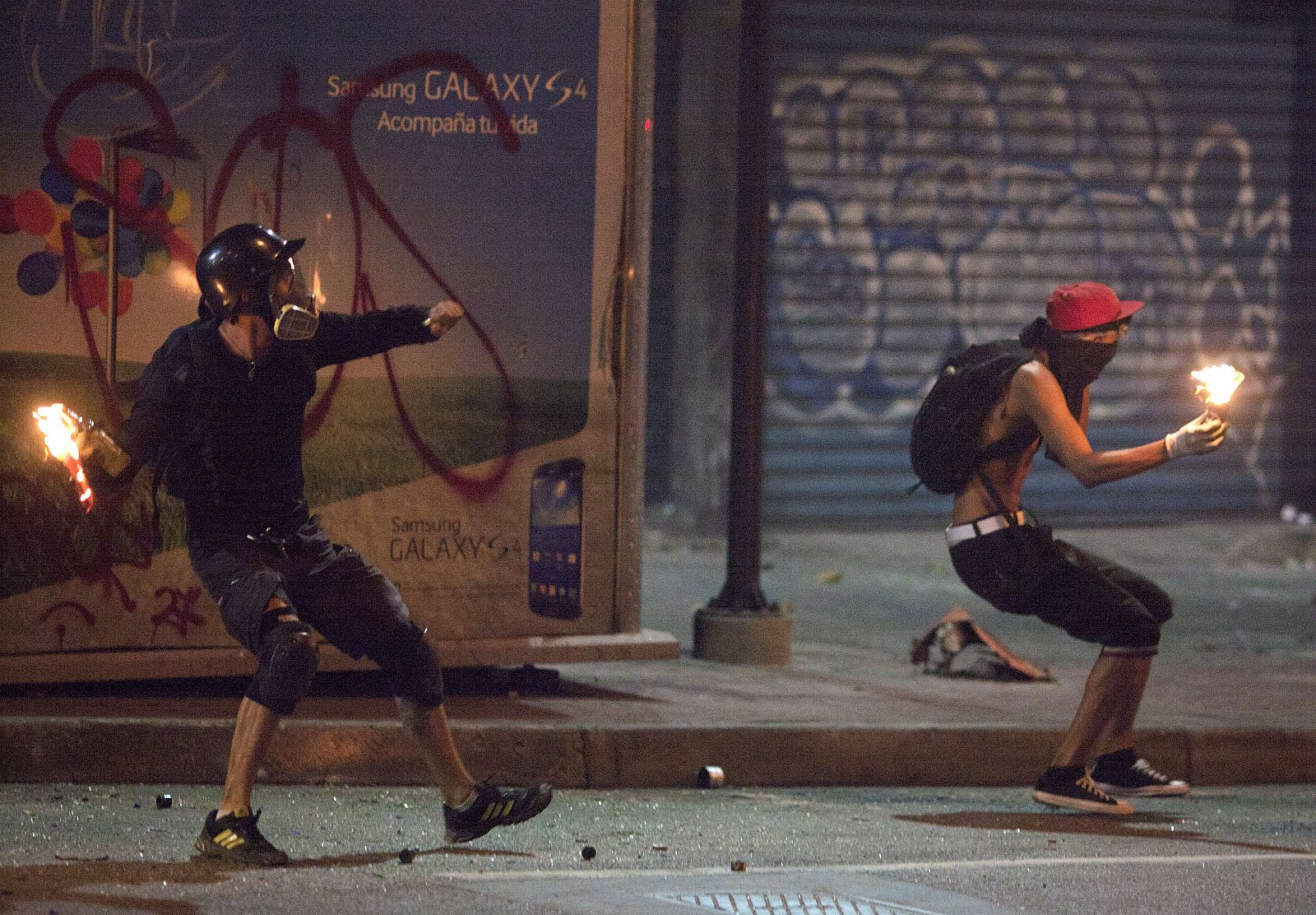 Manifestantes antigubernamentales lanzan cócteles molotov en una nueva jornada de protestas en Caracas, Venezuela