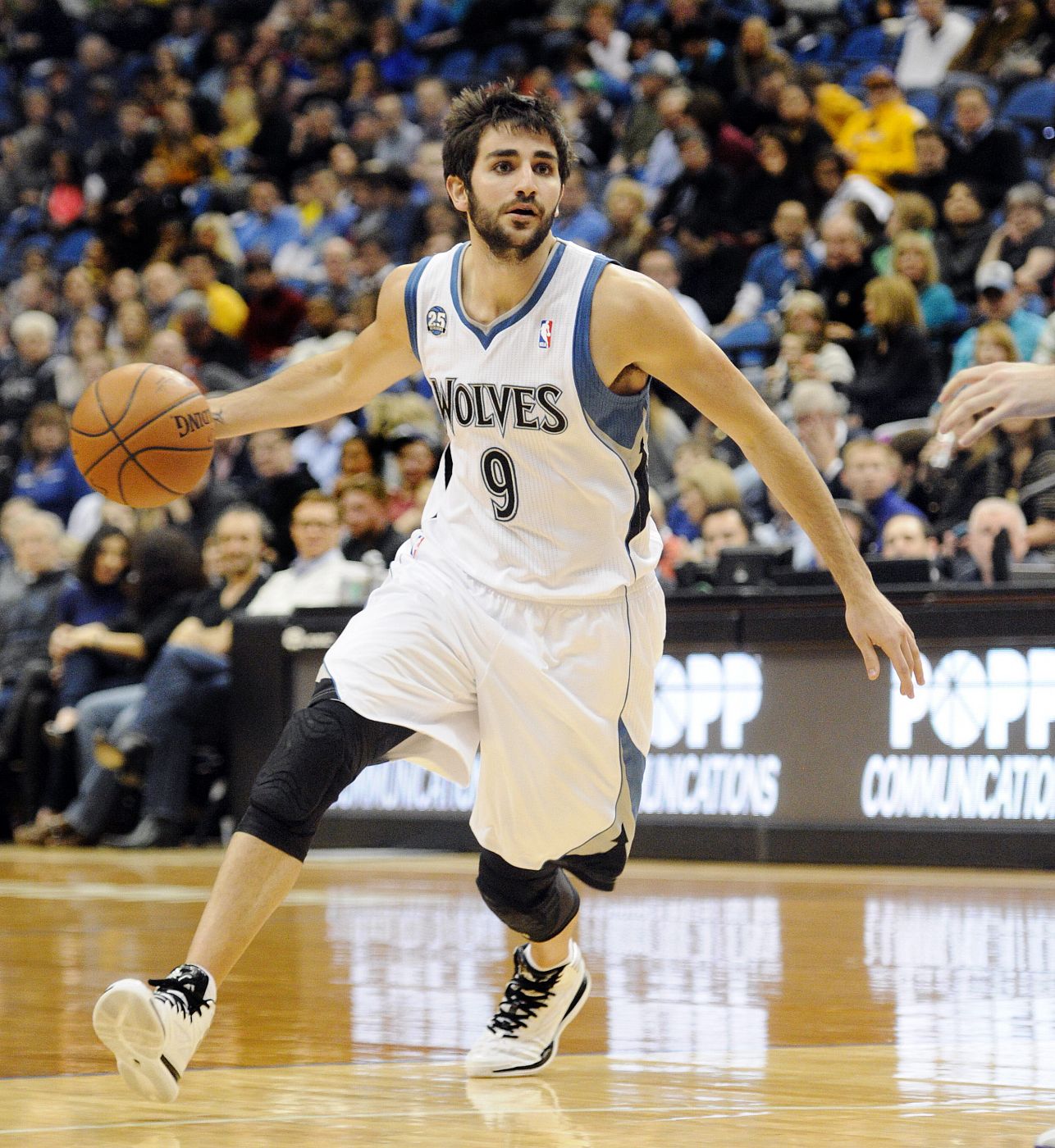 Ricky Rubio de Minnesota Timberwolves conduce el juego ante Los Angeles Lakers