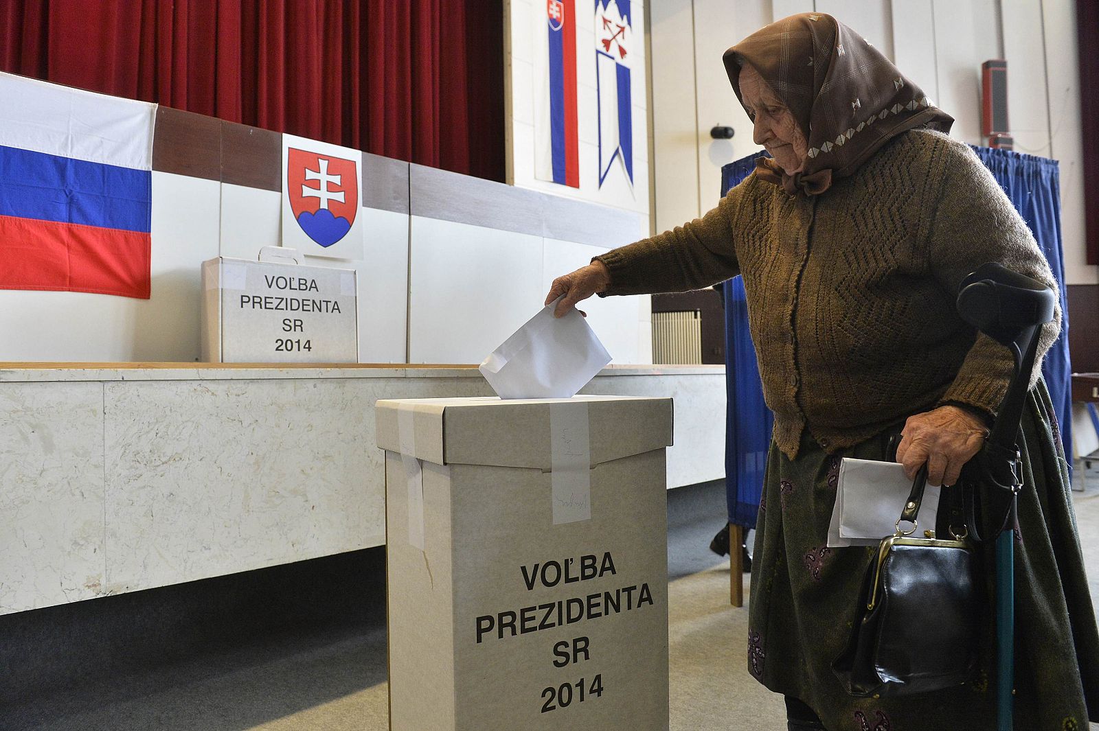 Una mujer vota en un colegio de Propad, al norte de Eslovaquia