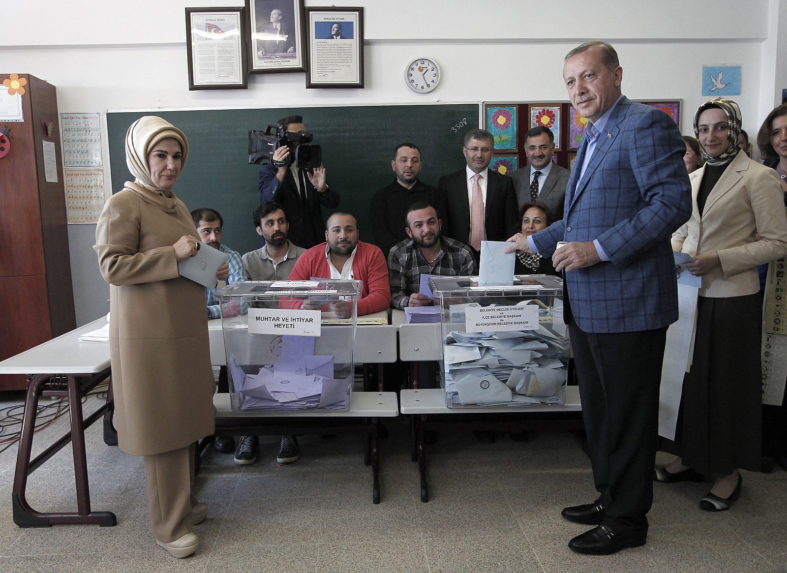 El primer ministro turco, Recep Erdogan vota junto a su mujer en las municipales