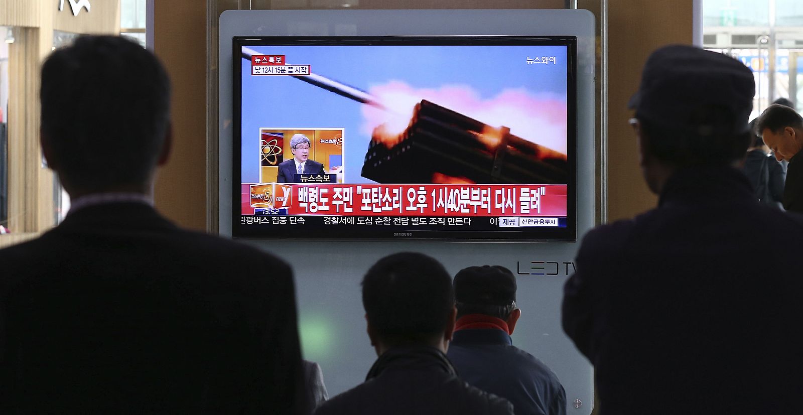 Pasajeros miran la televisión con noticias de los ejercicios de Corea del Norte, en Seúl