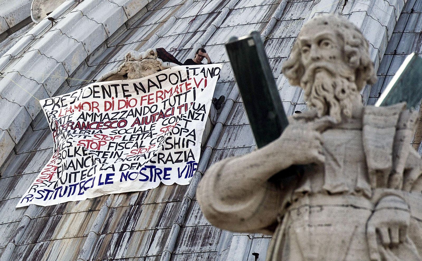 Marcello di Finizio, con una gran pancarta en la cúpula de la Basílica de San Pedro en Roma.