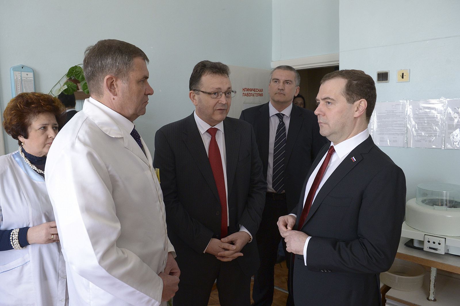 Medvedev visita un hospital de niños en Simferópol, capital de Crimea, este lunes