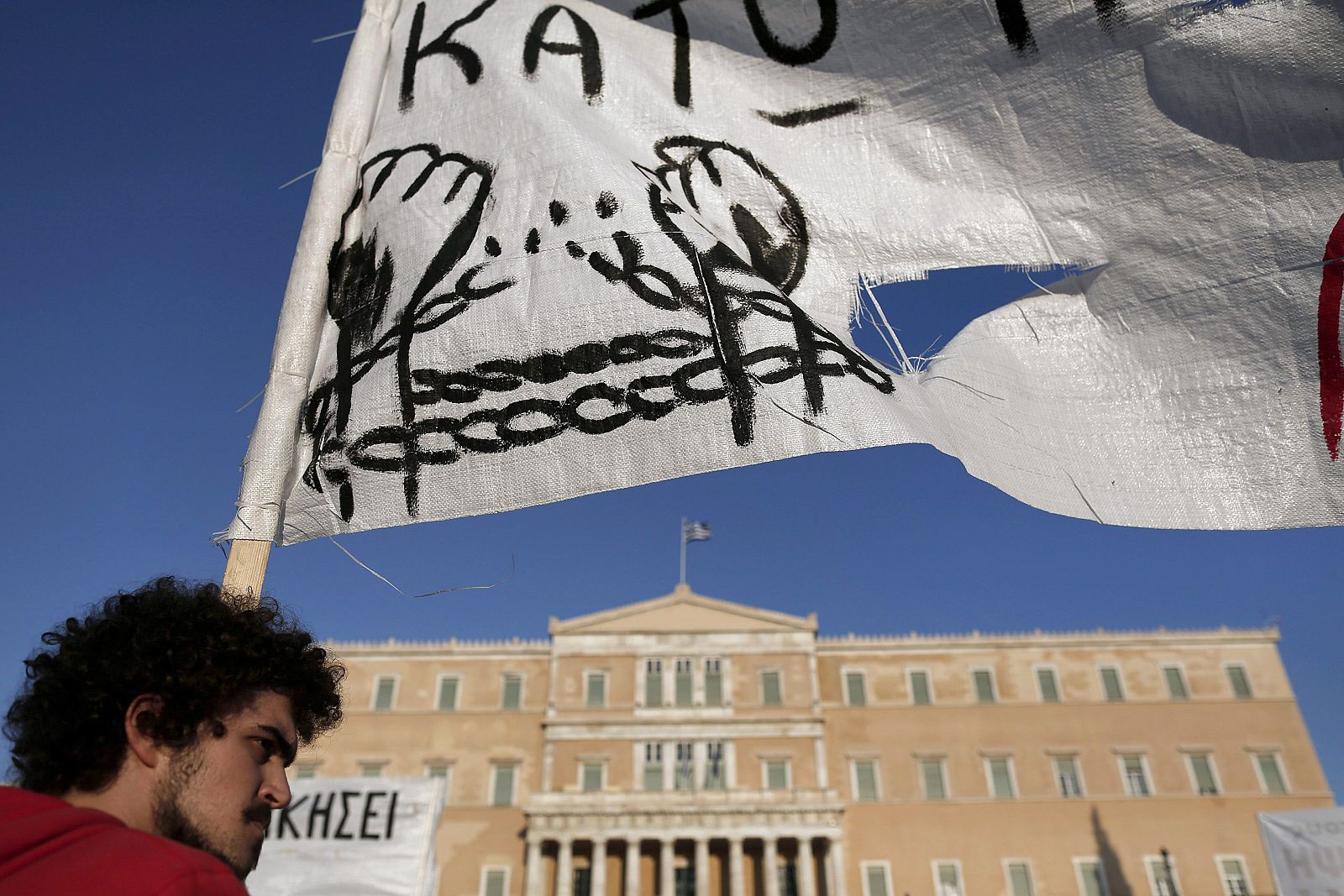 Uno de los manifestantes que se han concetrado este domingo frente al Parlamento griego