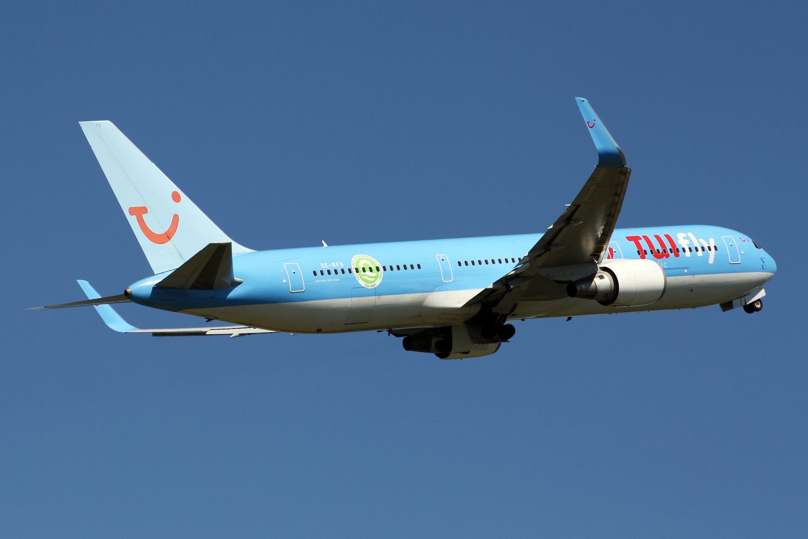 Un avión de la línea aérea TUIfly, que pertenece a TUI Travel PLC