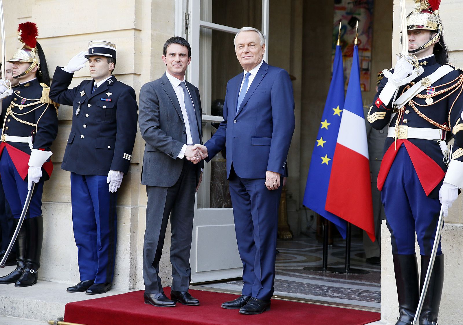 El nuevo primer ministro francés, Manuel Valls, junto a su predecesor, Jean-Marc Ayrault , durante la cermonia de toma de posesión