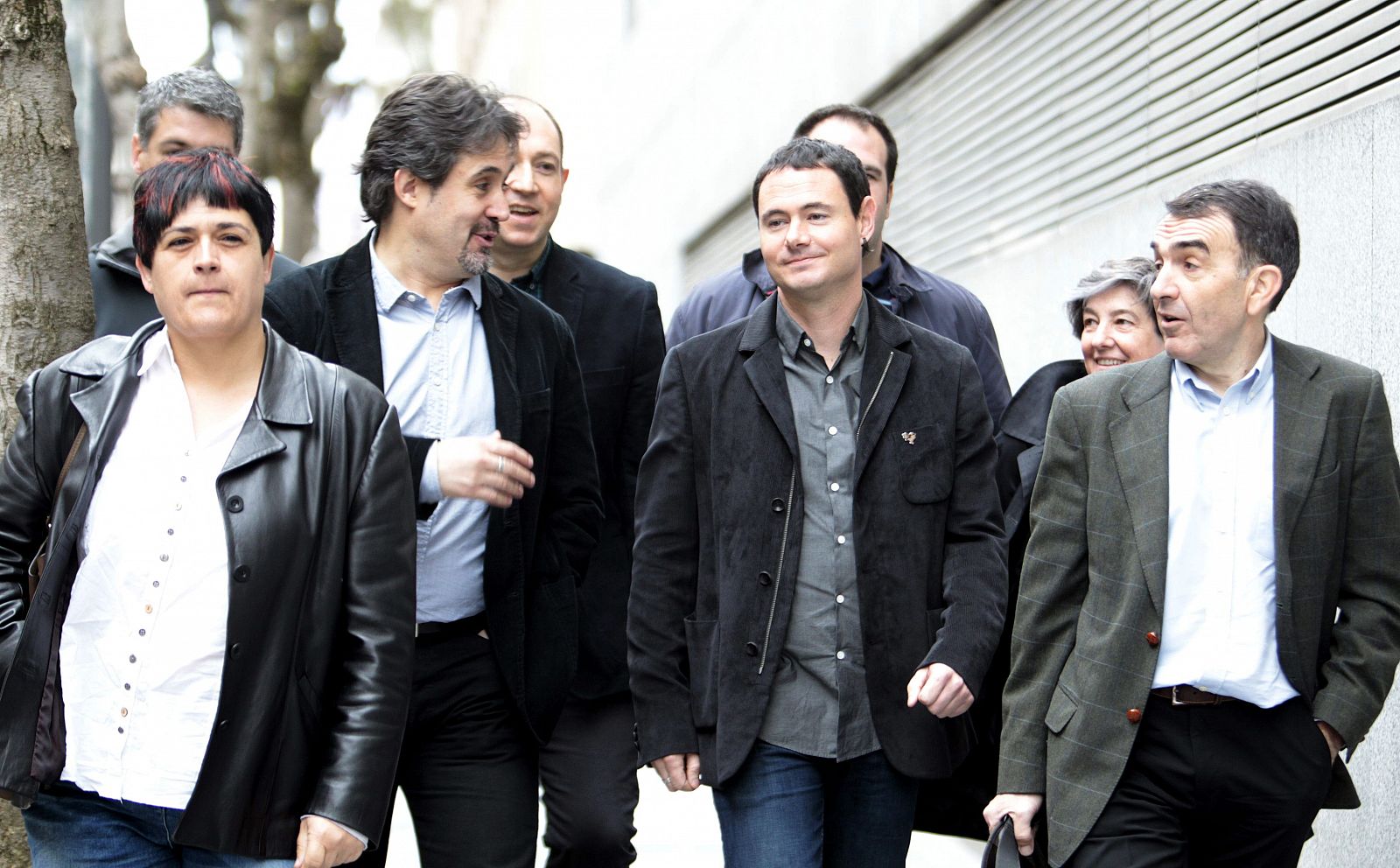 El presidente de Sortu, Hasier Arraiz (2d), acompañado de miembros de la coalición EHBildu.