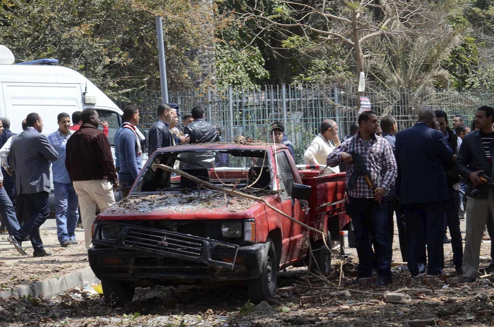 Miembros de las Fuerzas de Seguridad desplegados en la zona tras estallar dos bombas de fabricación casera en un puesto policial situado junto a la Universidad de El Cairo (Egipto)