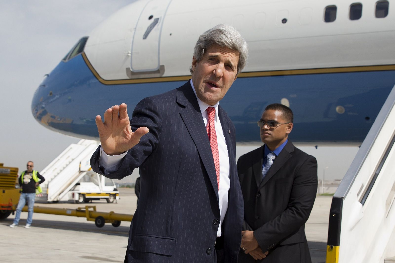El secretario de Estado de EE.UU., John Kerry, antes de subir a su avión en el aeropuesto de Ben Gurión, Israel, el pasado 1 de abril.