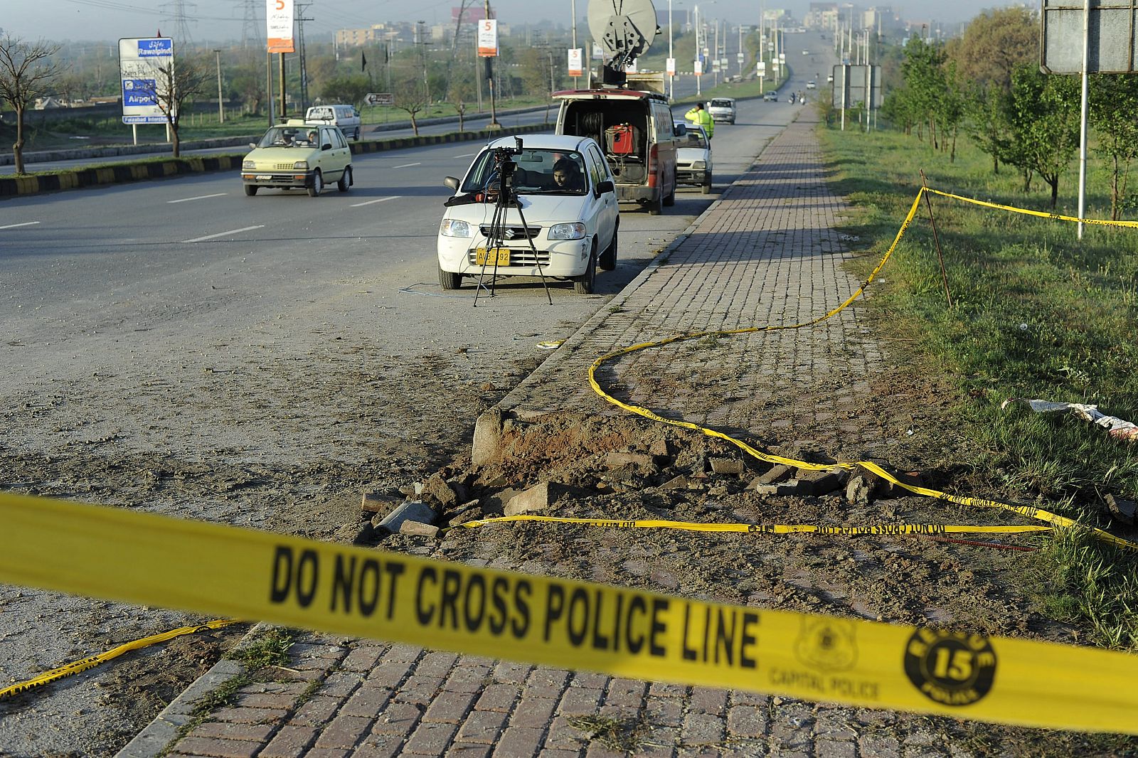 Lugar de la explosión que ocurrió al paso del expresidente de Pakistán Pervez Musharraf