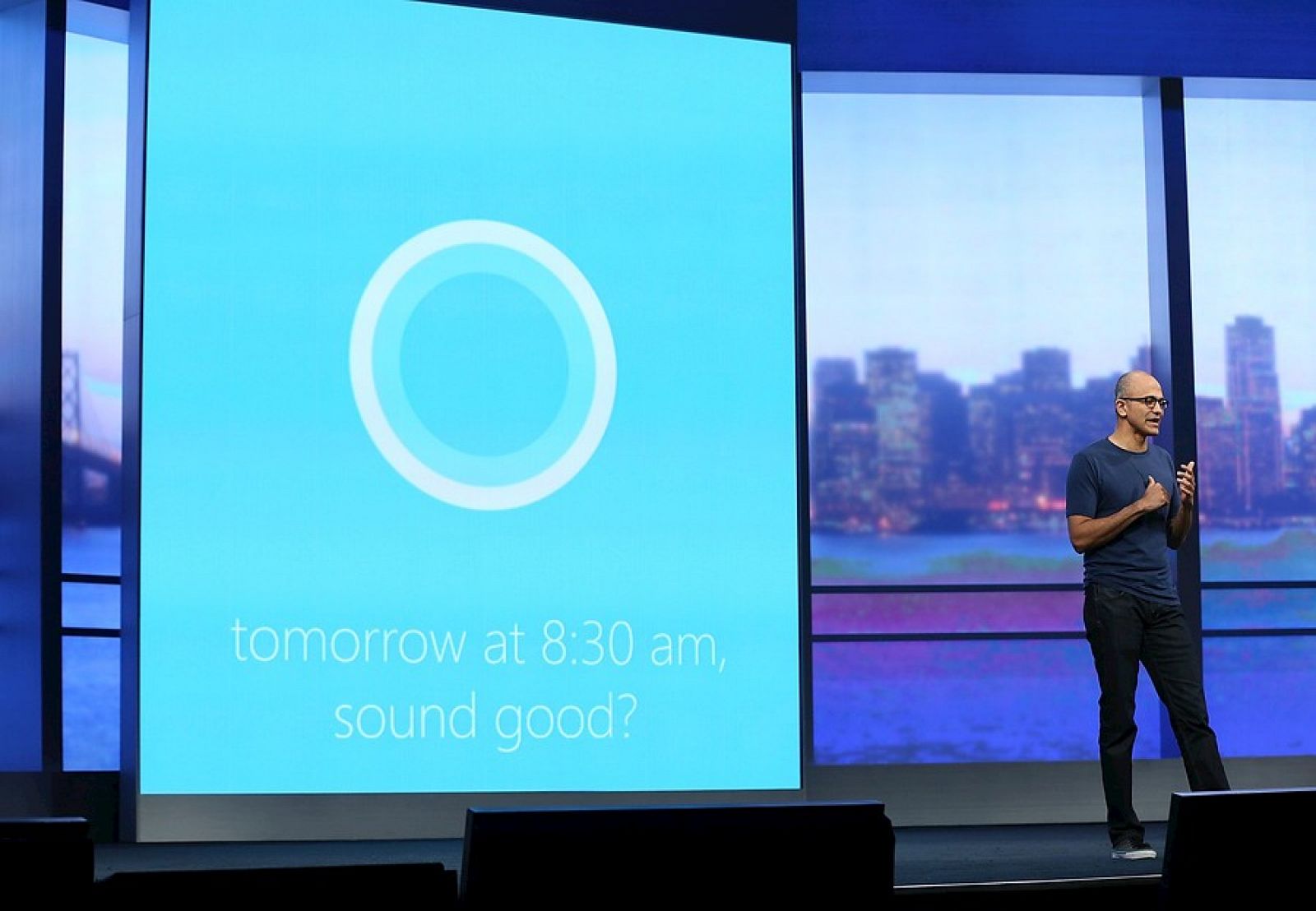 El consejero delegado de Microsoft, Satya Nadella, haciendo una demostración de Cortana con Windows Phone 8.1 en la conferencia Build 2014.