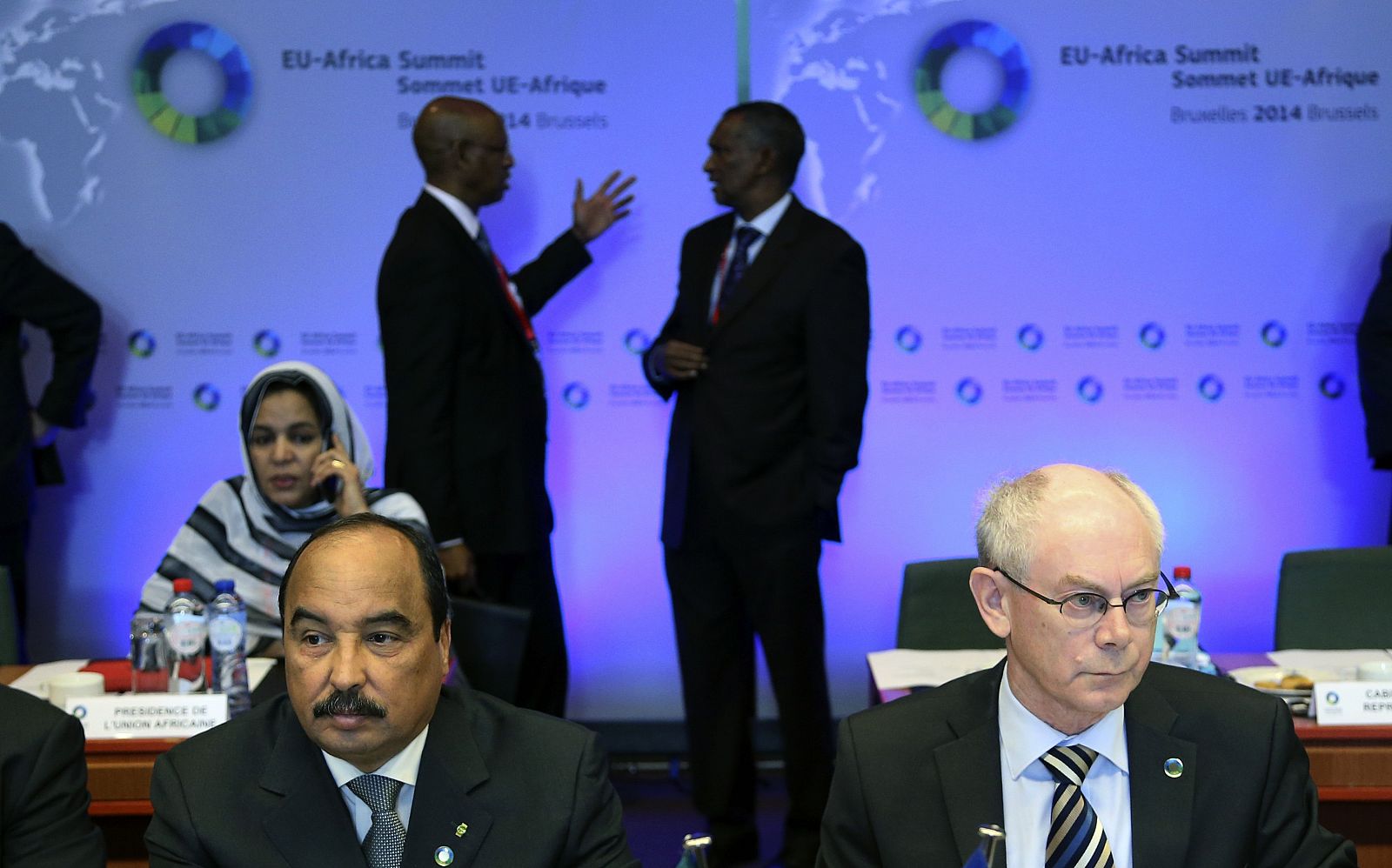 En primer término, el presidente de Mauritania y de la Unión Africana, Mohamed Ould Abdel Aziz (izquierda), y el presidente del Consejo Europeo, Herman Van Rompuy, este jueves en la cumbre bicontinental en Bruselas.