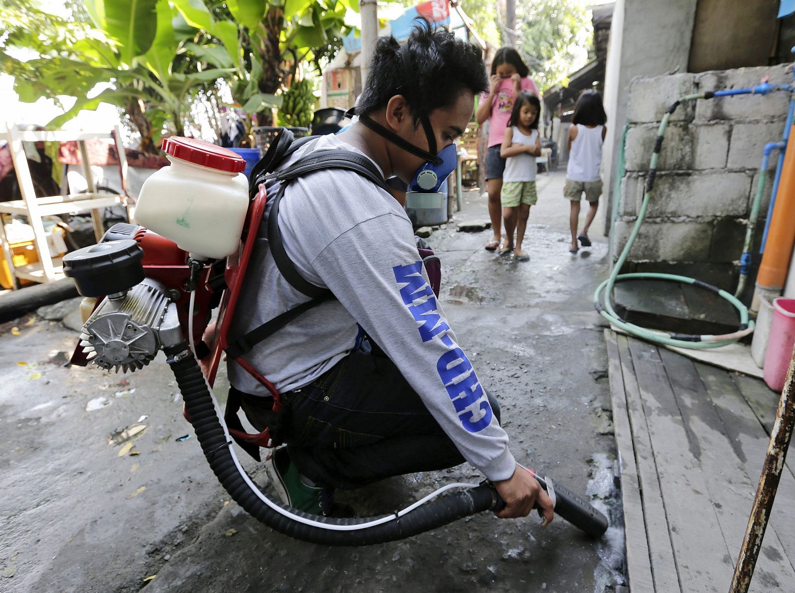 Un trabajador fumiga las calles de Manila (Filipinas) como medida para contener el dengue (Archivo)