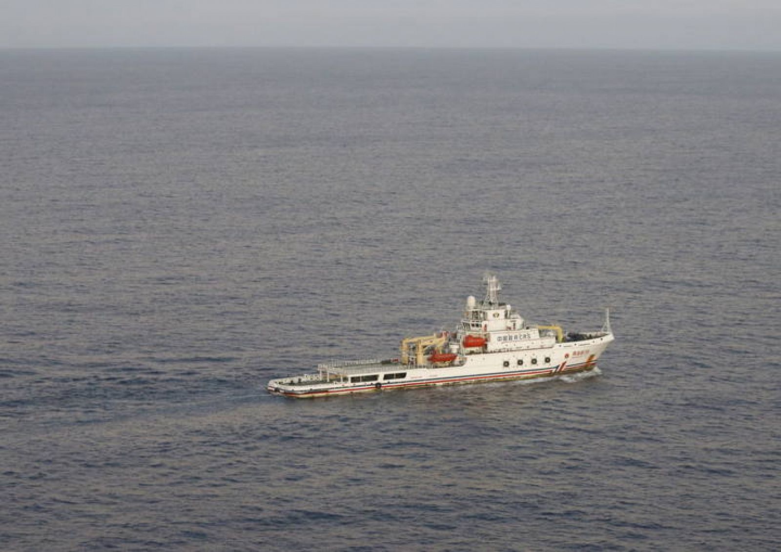 Un buque chino busca el avión malayo desaparecido en el Índico