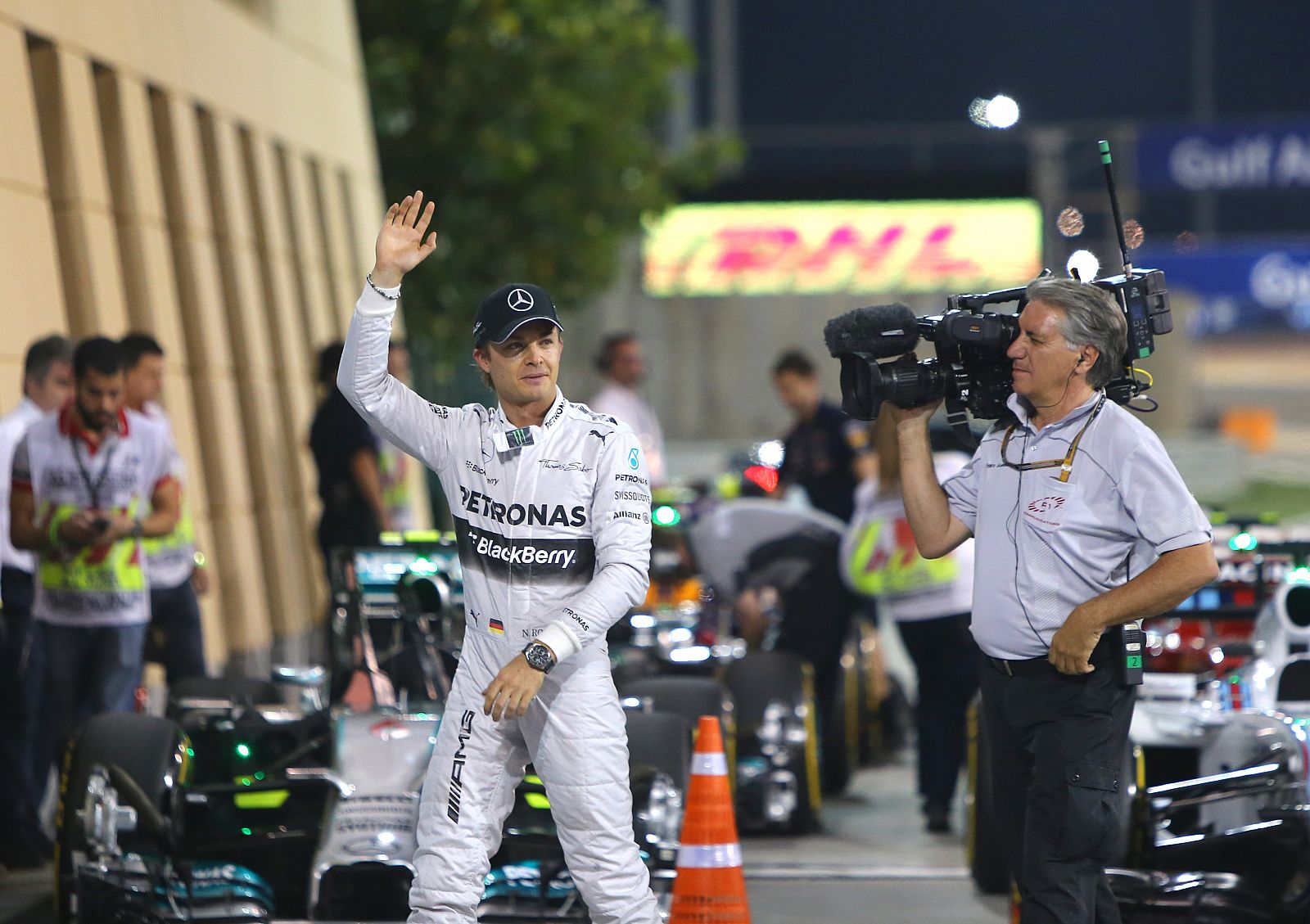 Nico Rosberg saluda después de conseguir la 'pole' en el circuito árabe de Baréin.