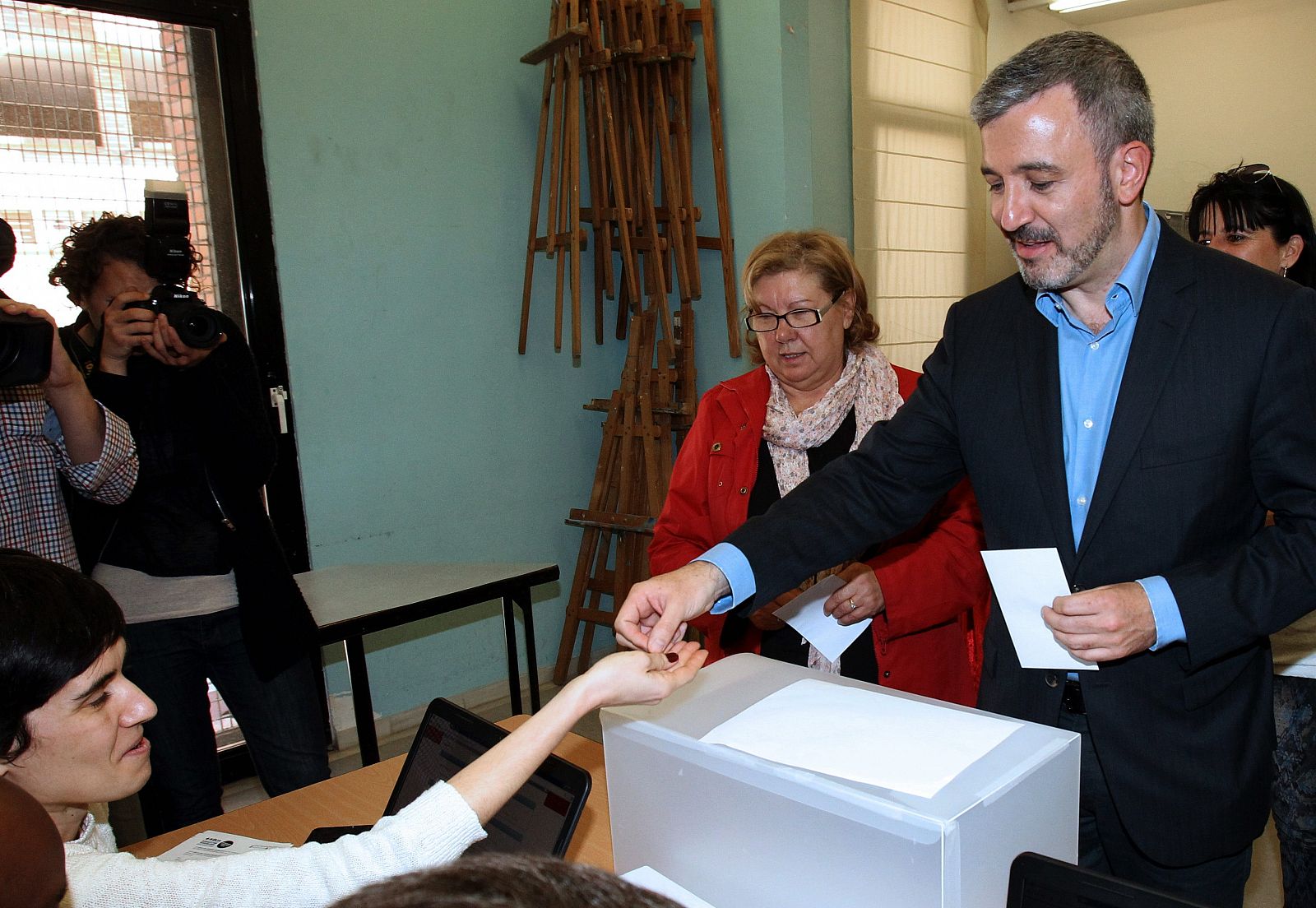 El aspirante a ser candidato a la alcaldía de Barcelona, el exdiputado Jaume Coollboni, paga el euro que le da derecho al voto en la segunda vuelta de las elecciones primarias del PSC.