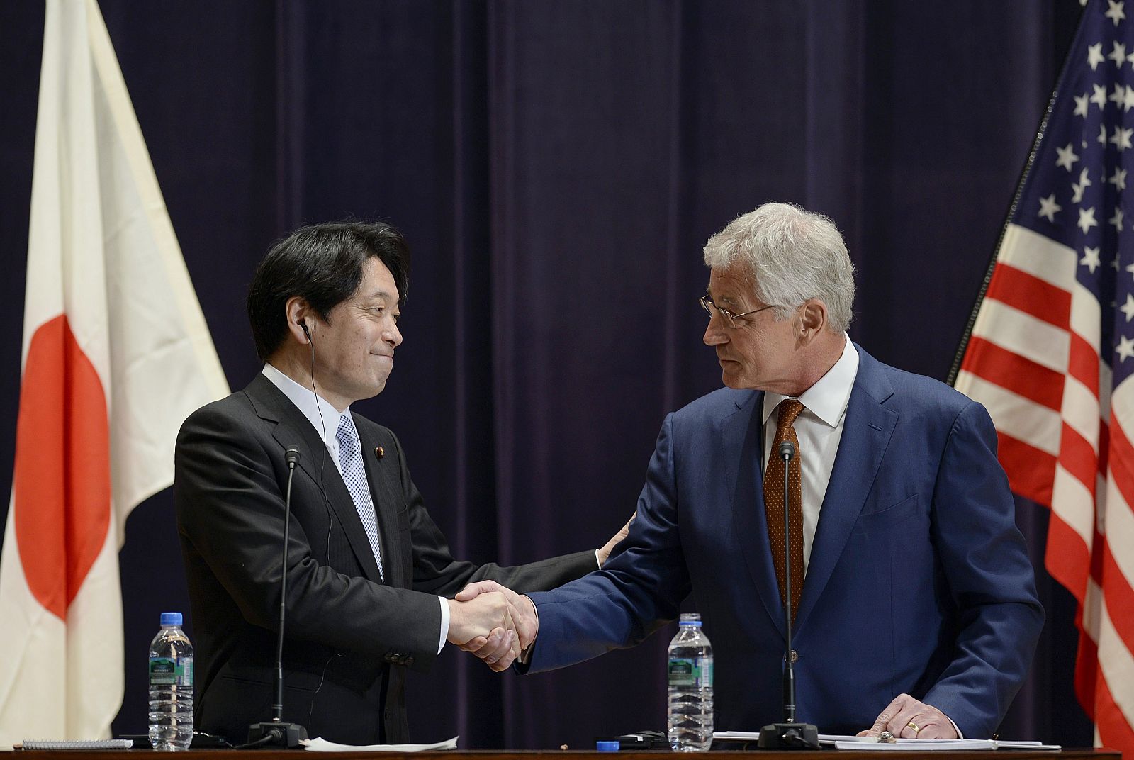 El secretario de defensa de EE.UU. Chuck Hagel (derecha) y su homólogo japonés Itsunori Onodera (izquierda) estrechan sus manos durante la comparecencia ante la prensa en el ministerio de Defensa de Tokio