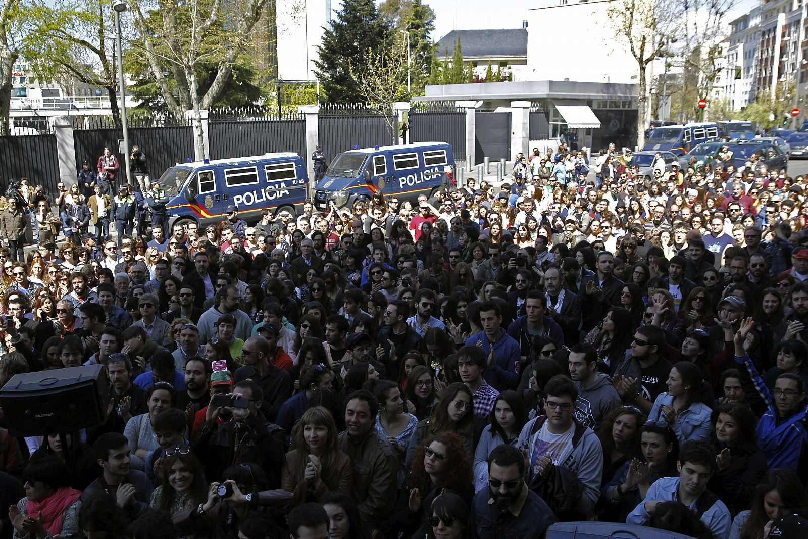 Familiares y amigos de José Couso frente a la Embajada de Estados Unidos en Madrid