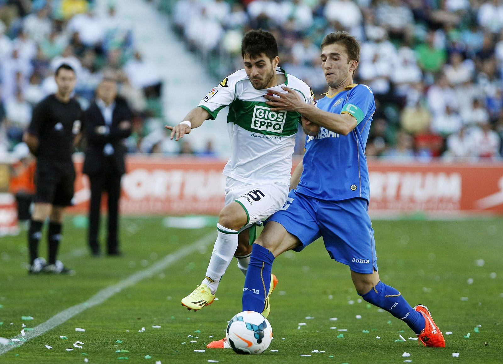 Carles Gil (i) disputa un balón con el defensa del Getafe Rafa López (d) durante el partido.